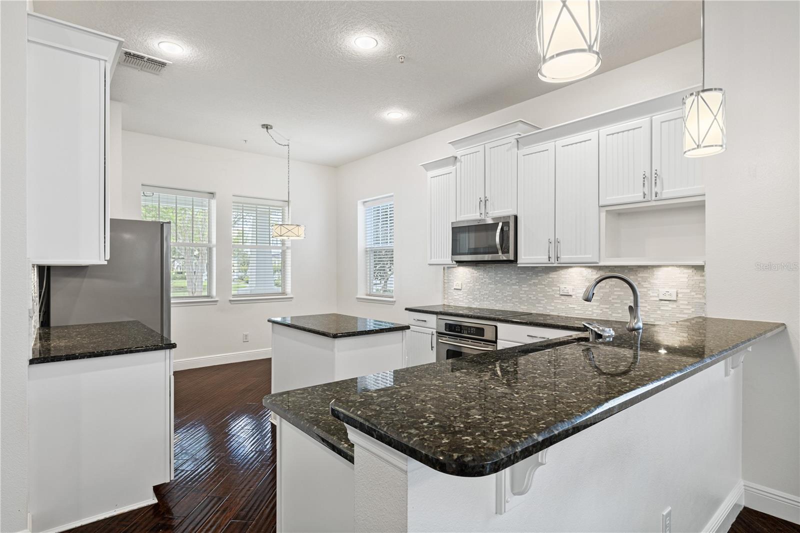 Listing photo id 9 for 5338 Ardsdale Lane