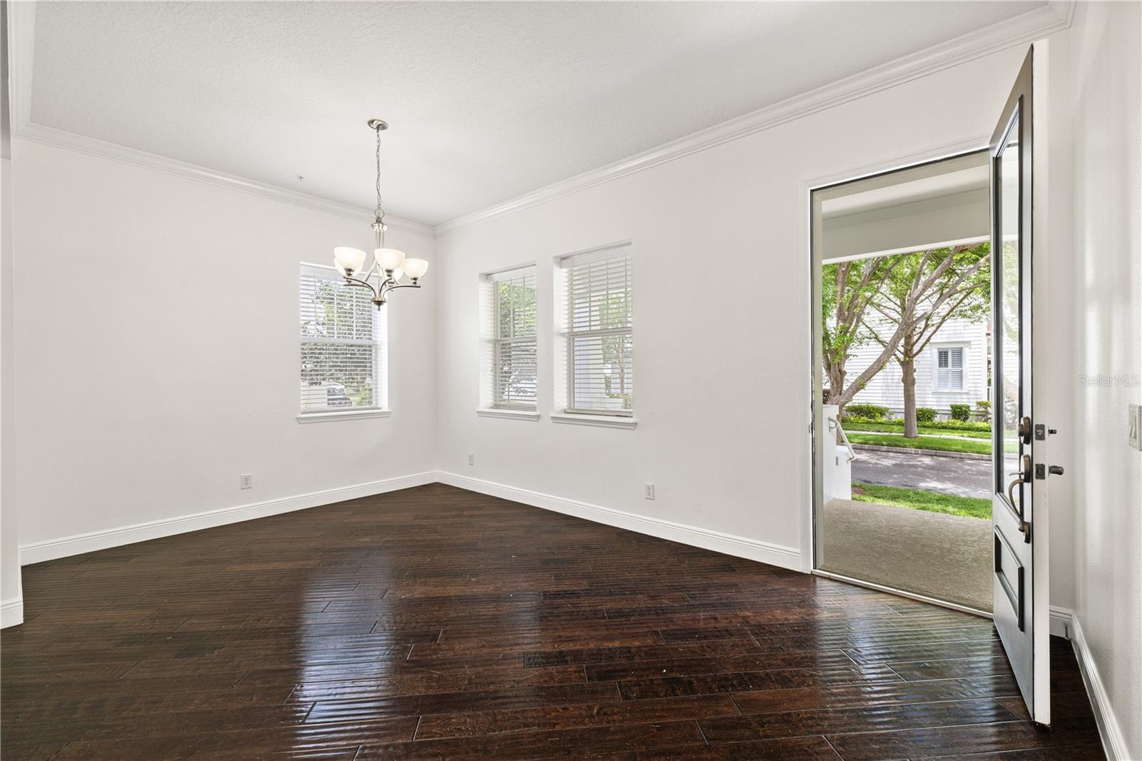 Listing photo id 5 for 5338 Ardsdale Lane