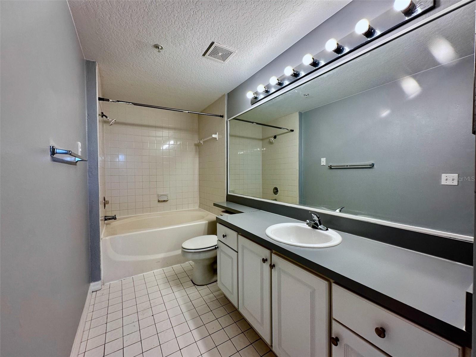 Image 8 of 22 For 5578 Metrowest Boulevard 1-302