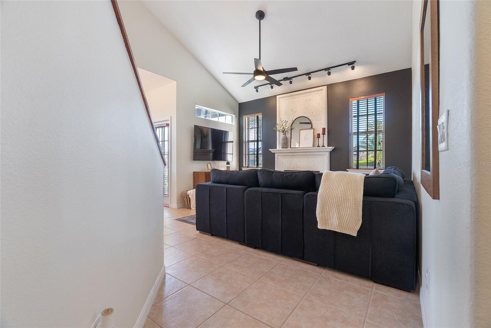 Image 5 of 39 For 13415 Fountainbleau Drive 5-6