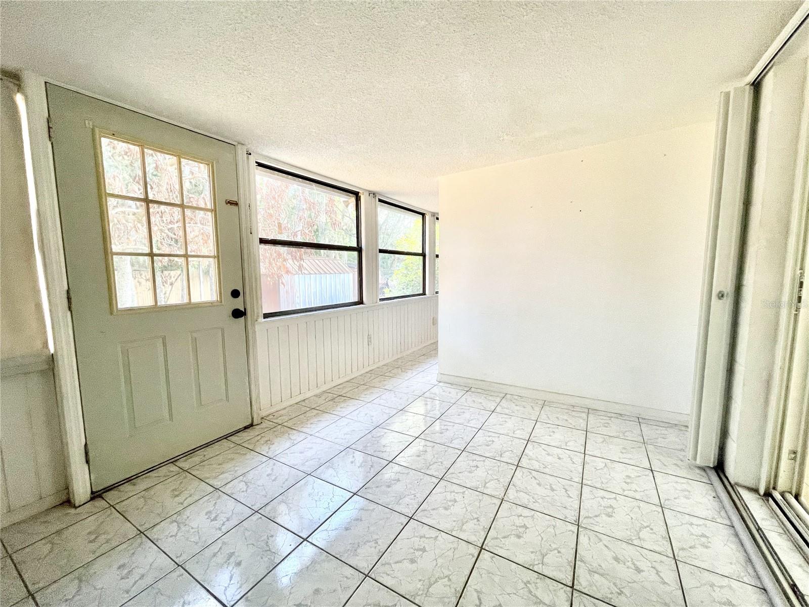 Image 21 of 36 For 9816 River Crest Court