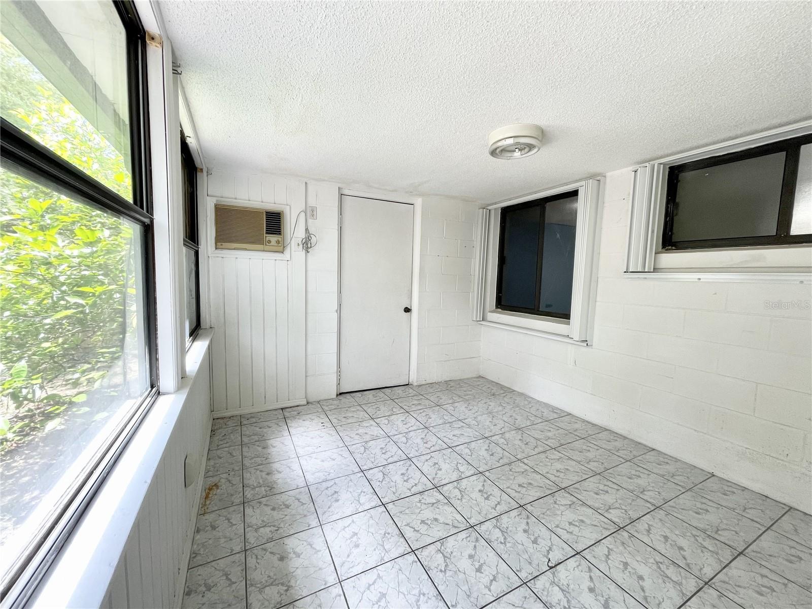 Image 24 of 36 For 9816 River Crest Court