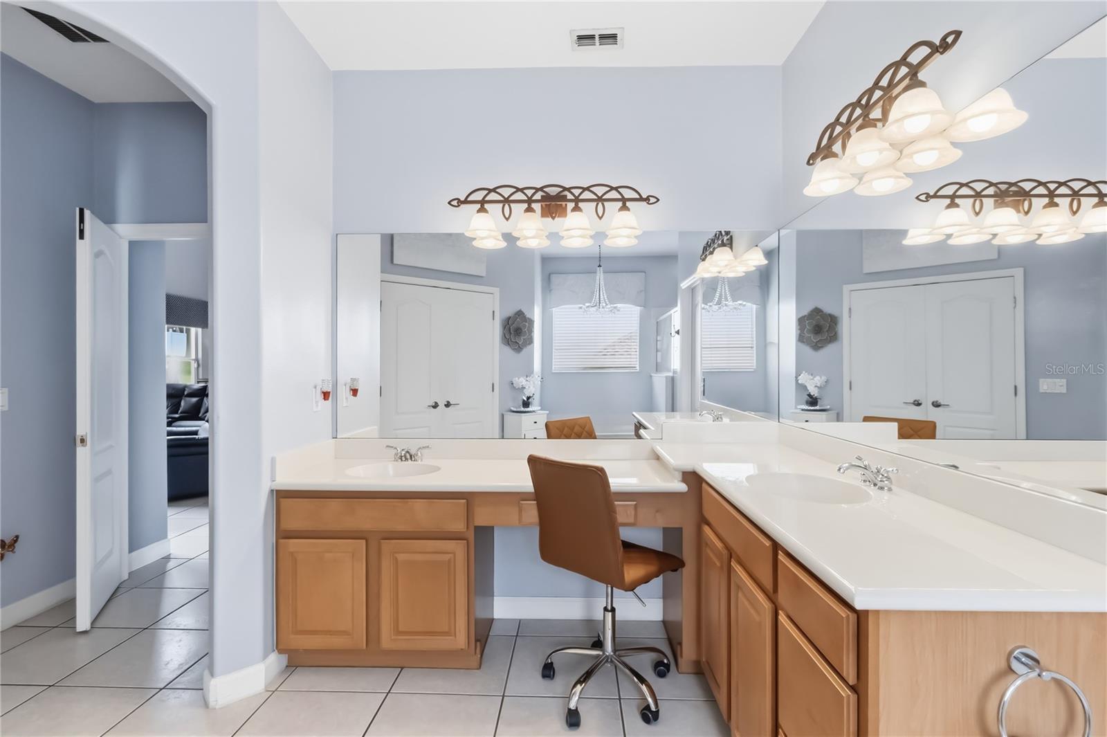 Image 16 of 39 For 1925 Breezy Hill Drive Windermere F