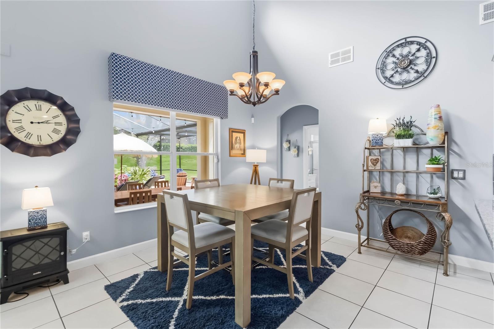 Image 6 of 39 For 1925 Breezy Hill Drive Windermere F