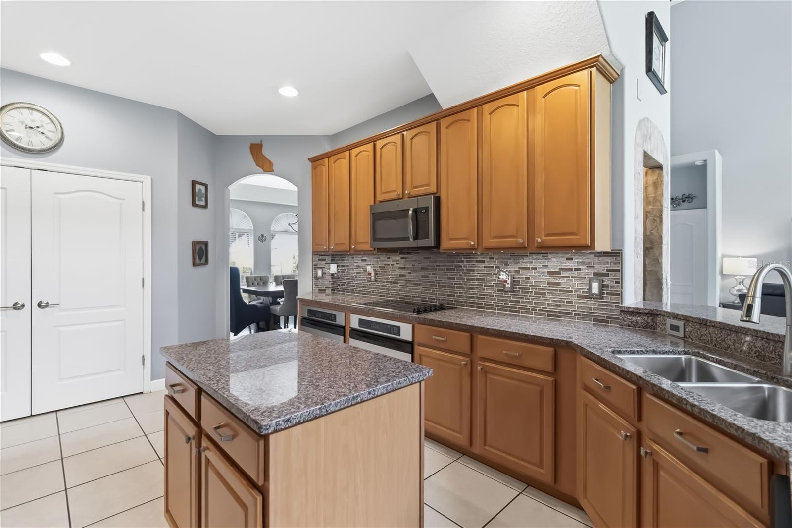 Image 7 of 39 For 1925 Breezy Hill Drive Windermere F