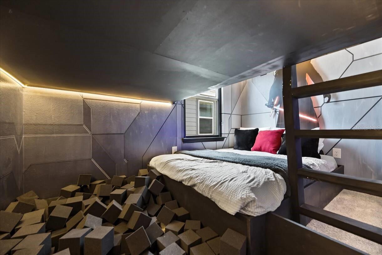 Image 25 of 44 For 15952 Cape Coral Loop