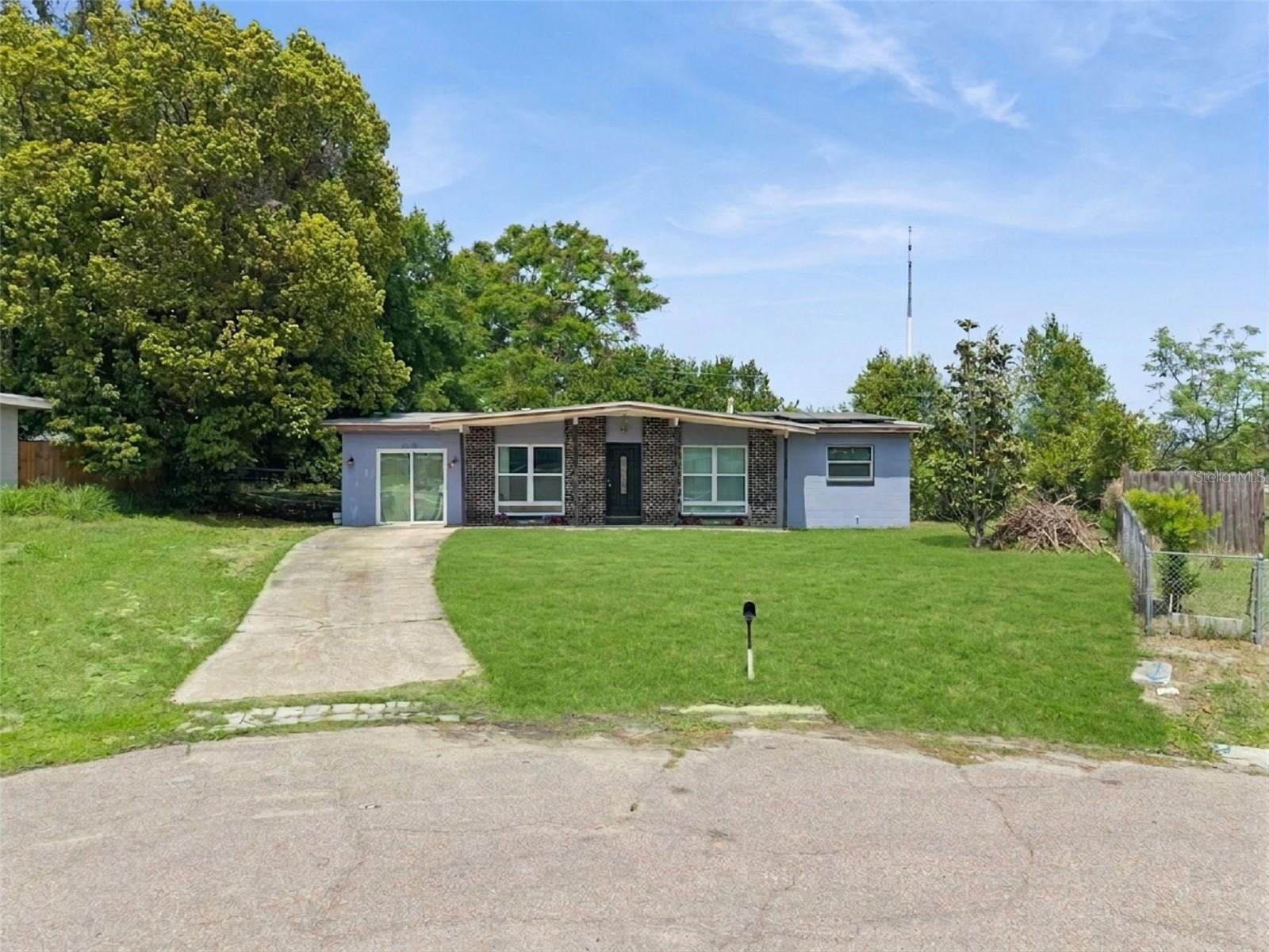 Image 3 of 24 For 6204 Oakcrest Circle