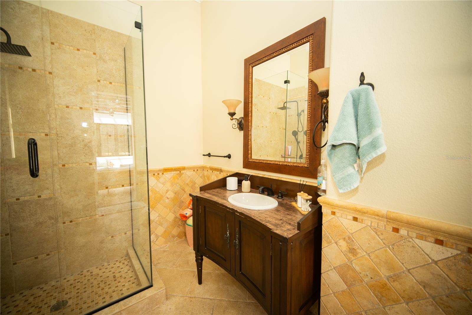 Image 33 of 45 For 719 Eastlawn Drive