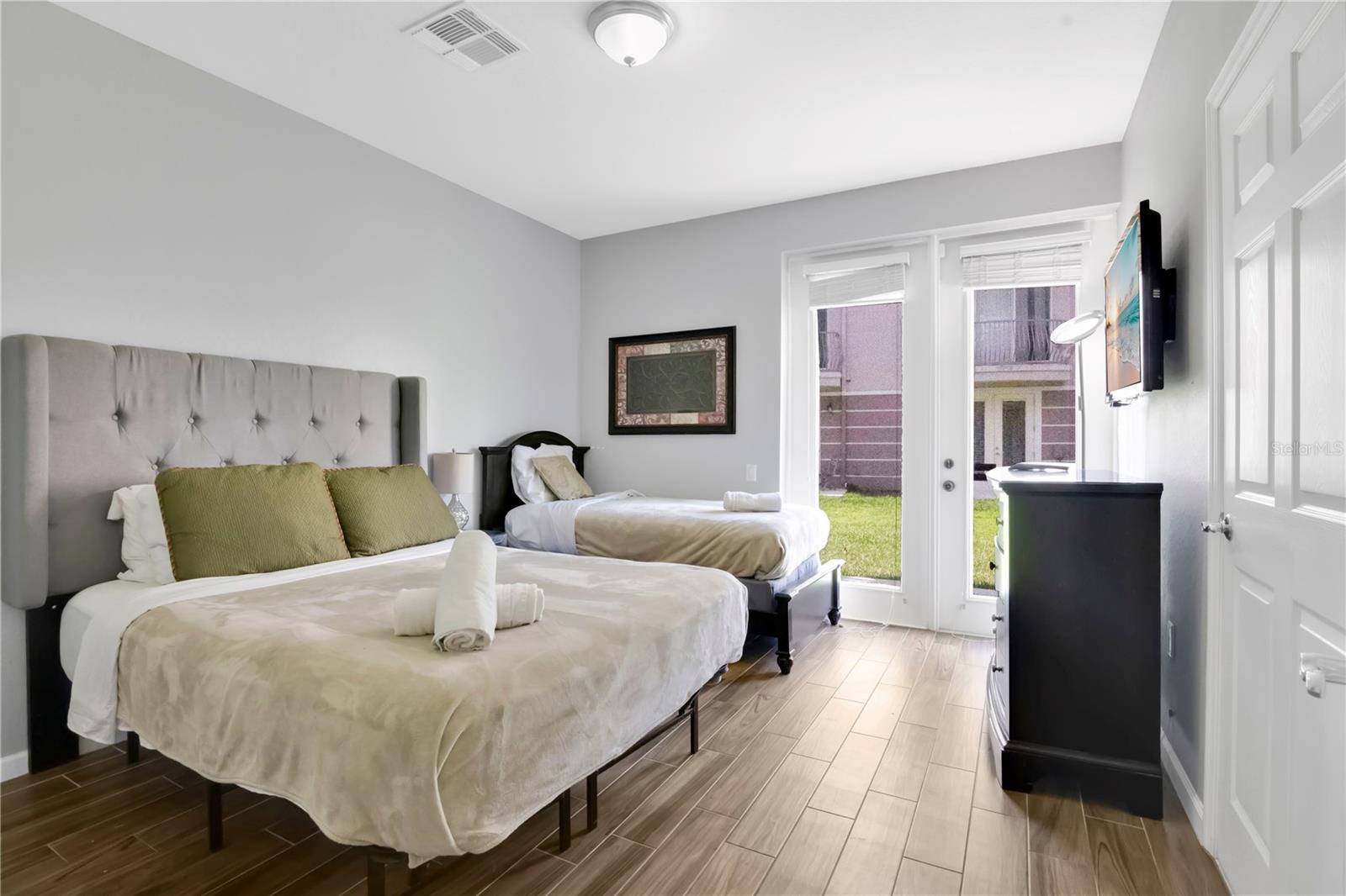 Image 4 of 36 For 5064 Tideview Circle 85