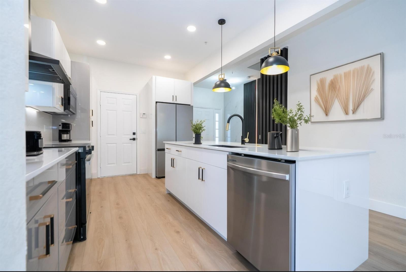 Image 6 of 20 For 7022 Cadiz Boulevard