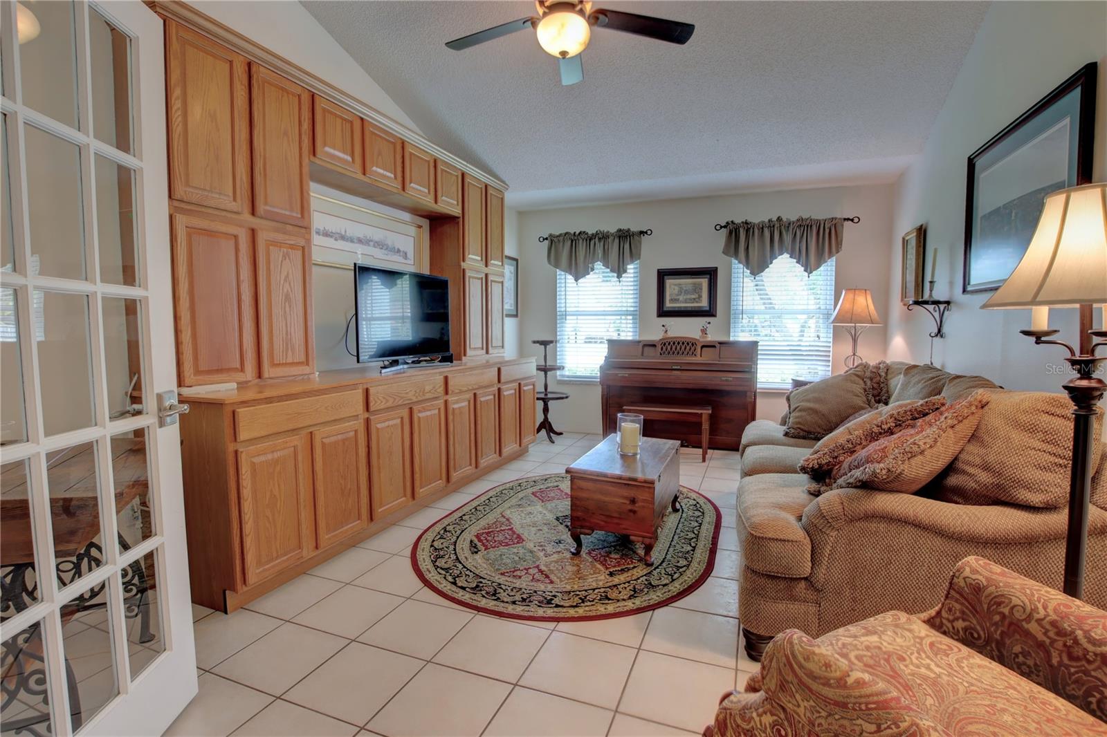 Image 17 of 42 For 301 Oak Leaf Circle