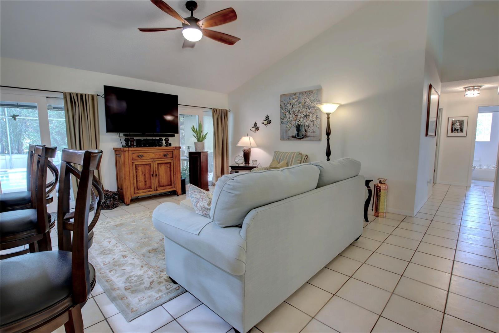 Image 4 of 42 For 301 Oak Leaf Circle
