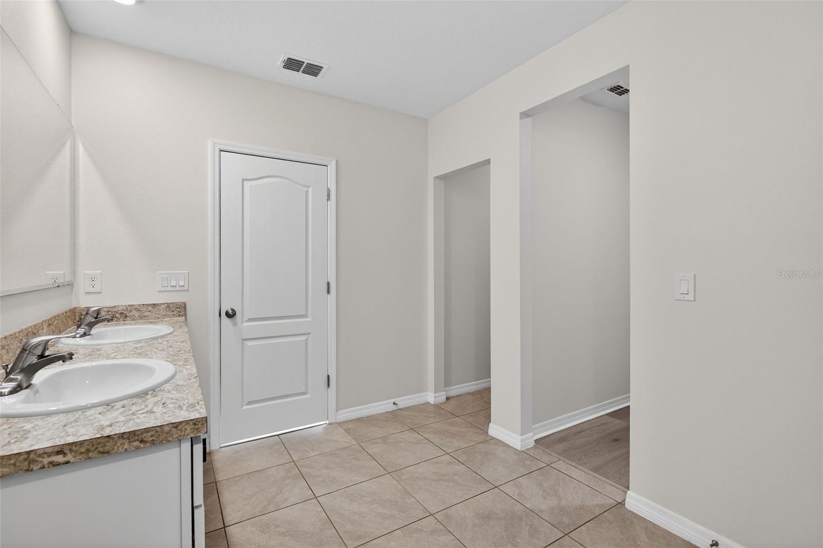 Image 13 of 92 For 2992 Gibraltar Boulevard