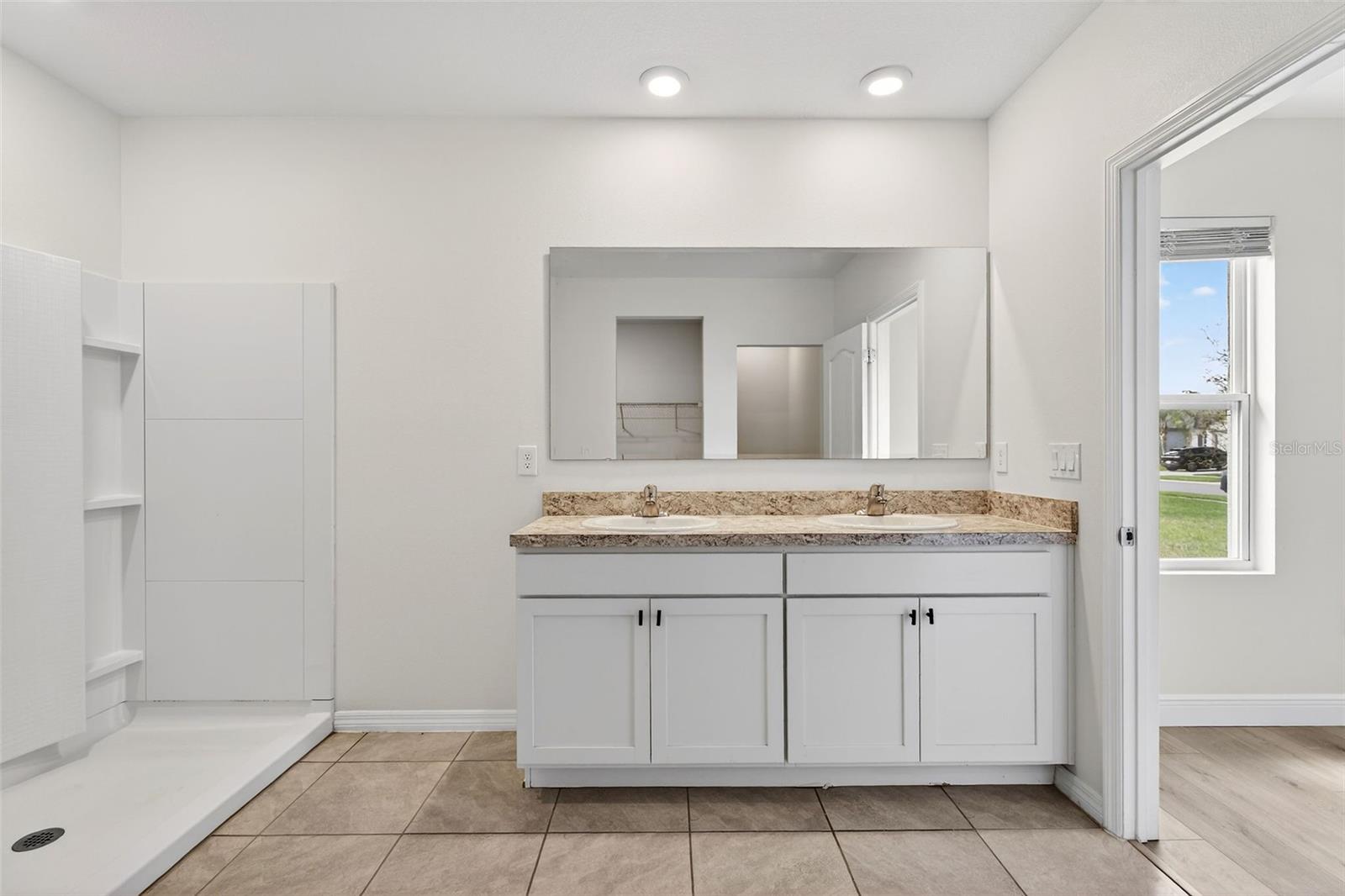 Image 15 of 92 For 2992 Gibraltar Boulevard