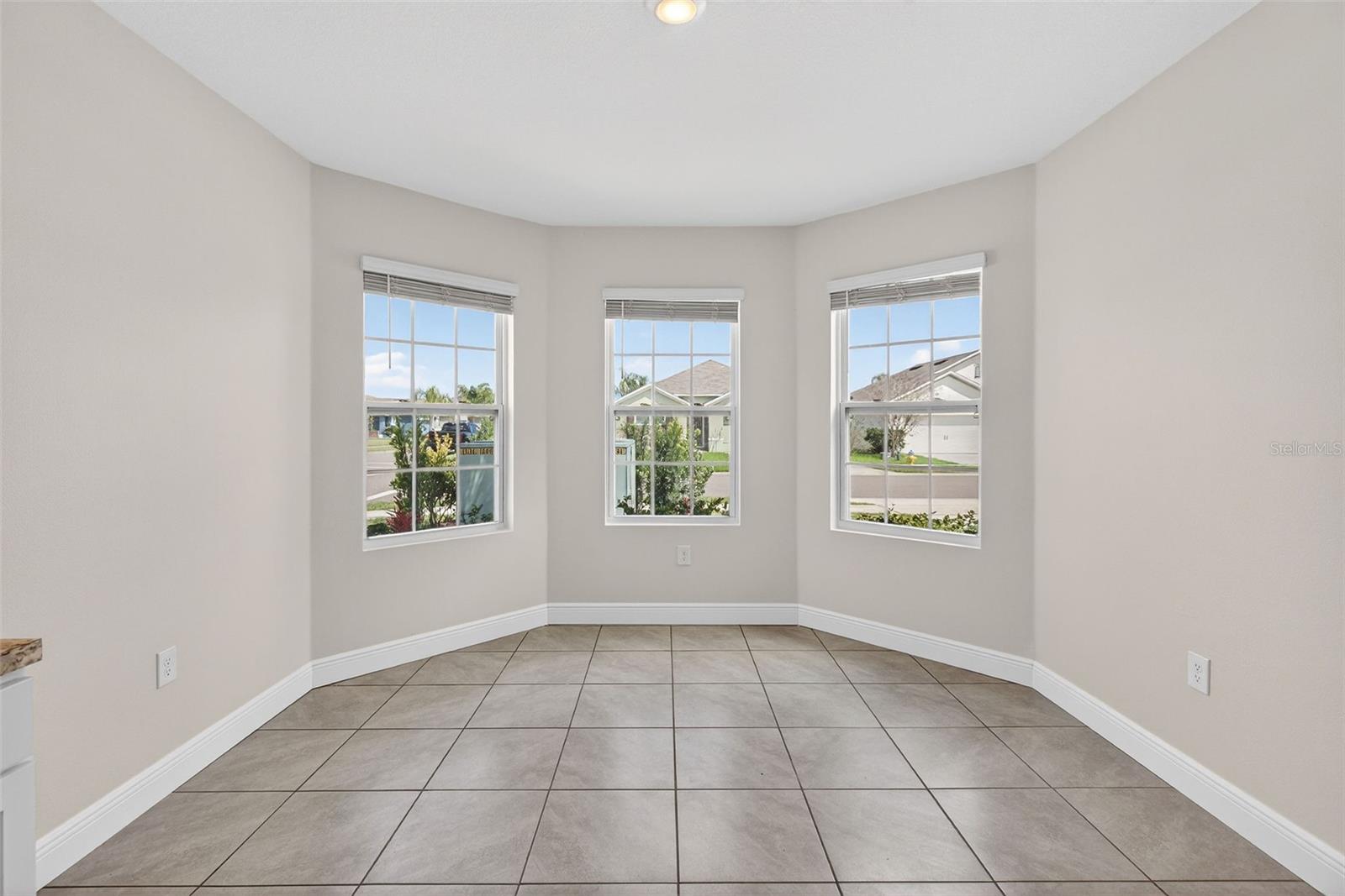 Image 50 of 92 For 2992 Gibraltar Boulevard