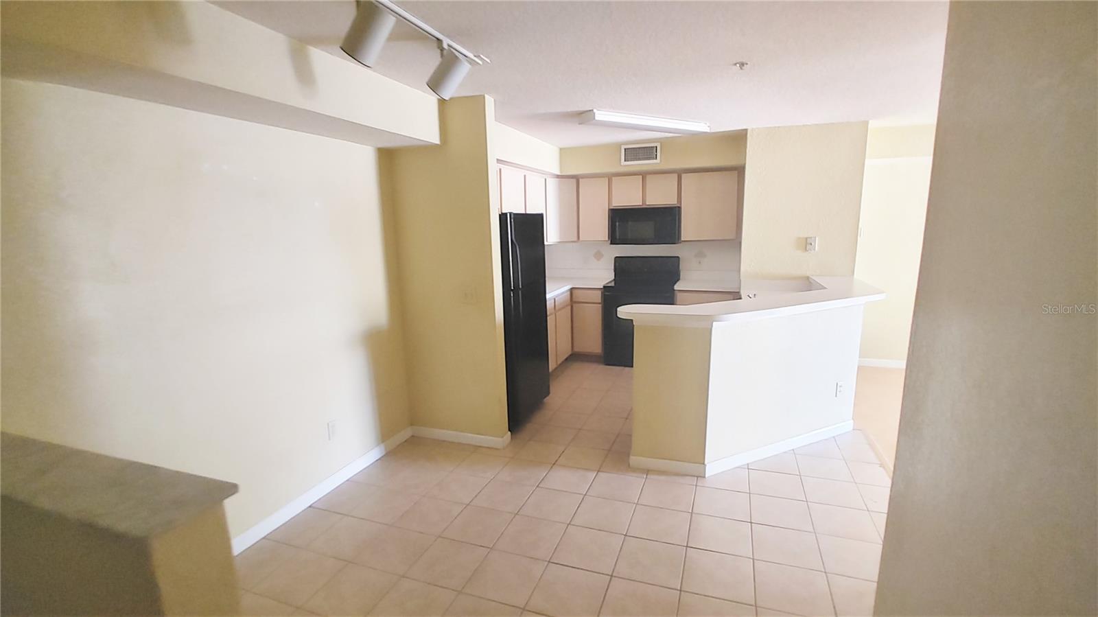 Image 6 of 24 For 822 Camargo Way 210