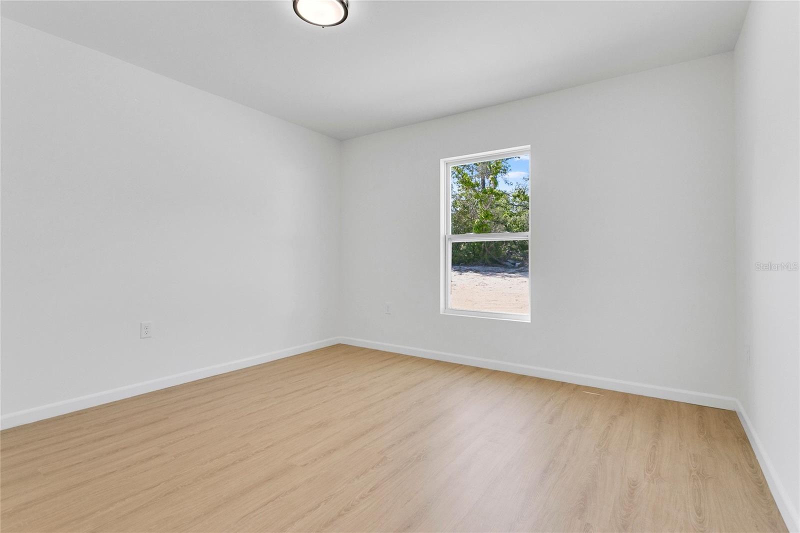 Image 13 of 26 For 17061 30th Avenue Road