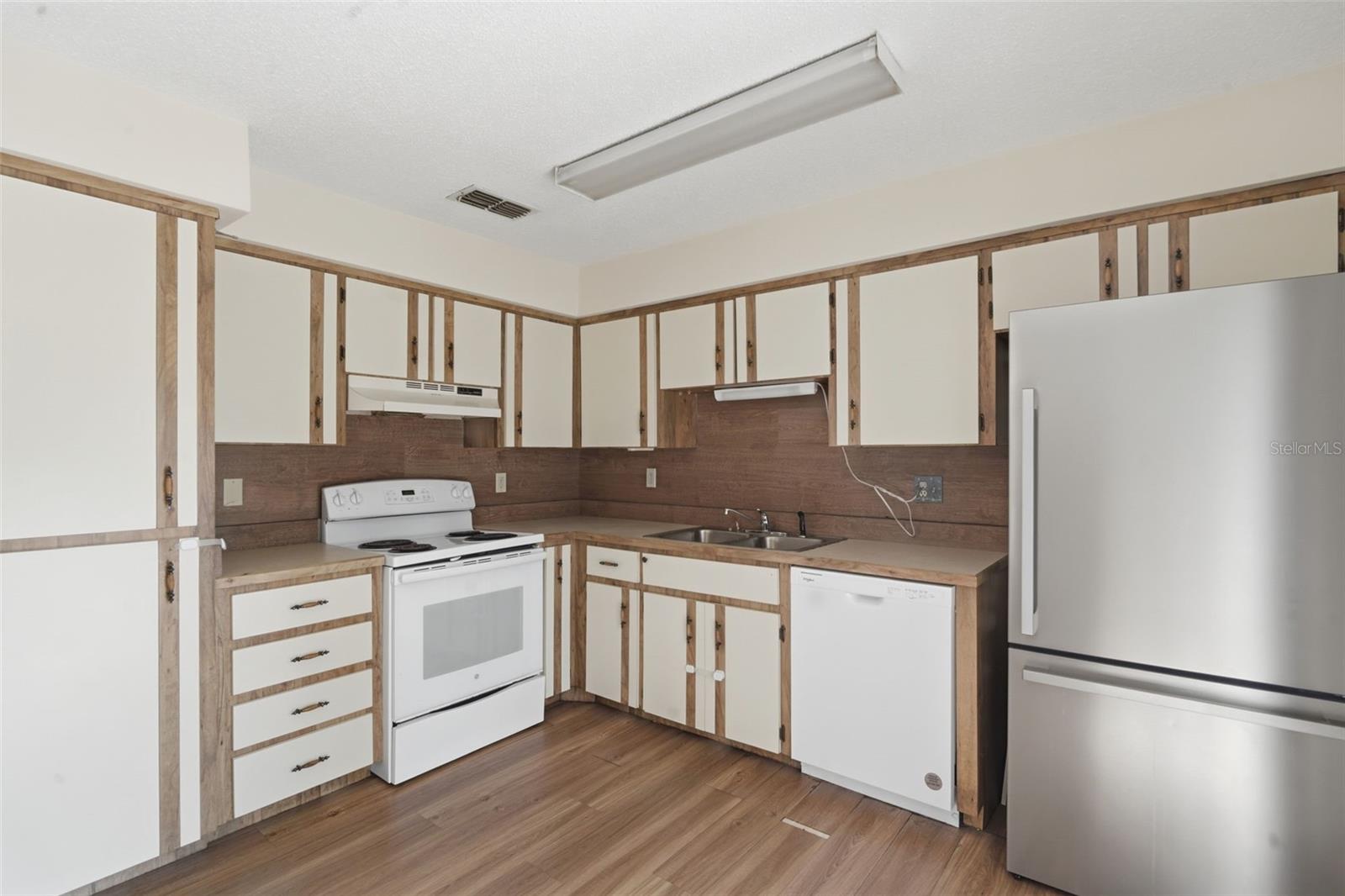 Image 13 of 29 For 910 Big Tree Road 202