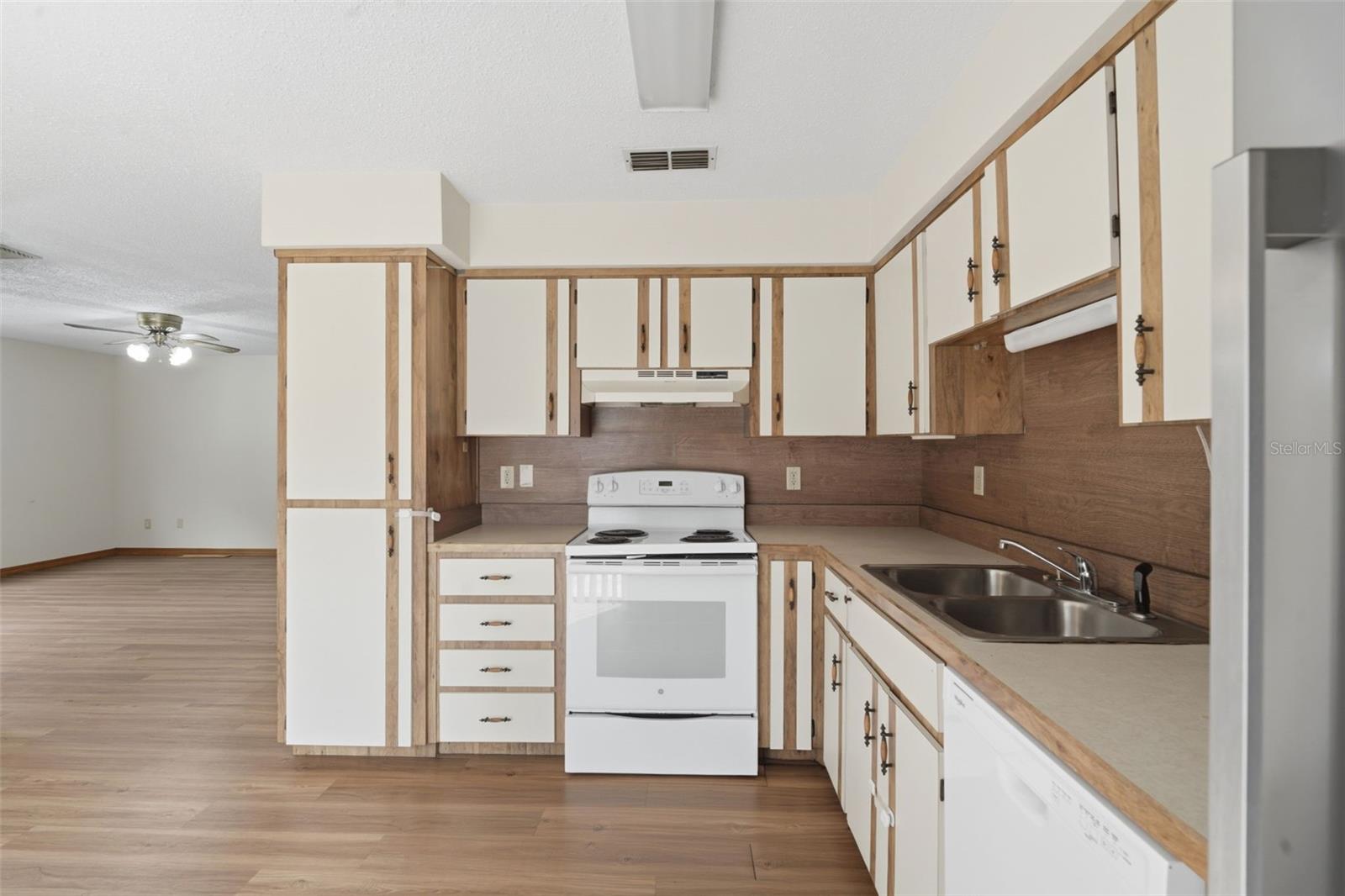 Image 14 of 29 For 910 Big Tree Road 202