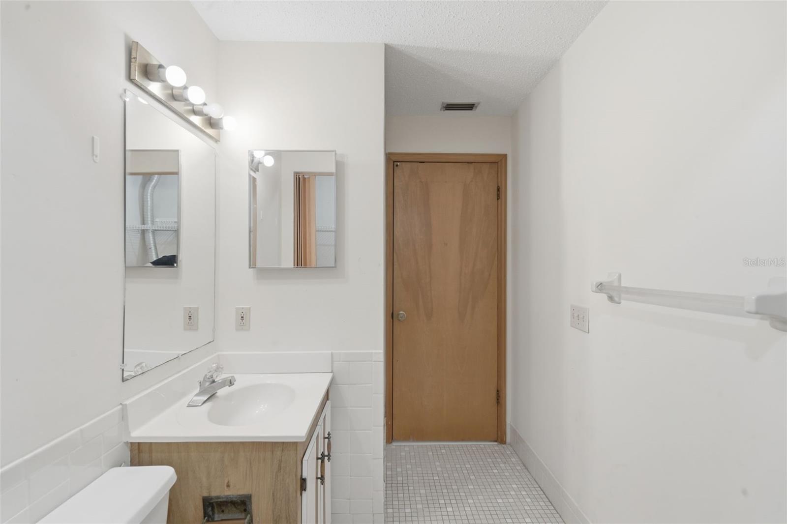 Image 18 of 29 For 910 Big Tree Road 202