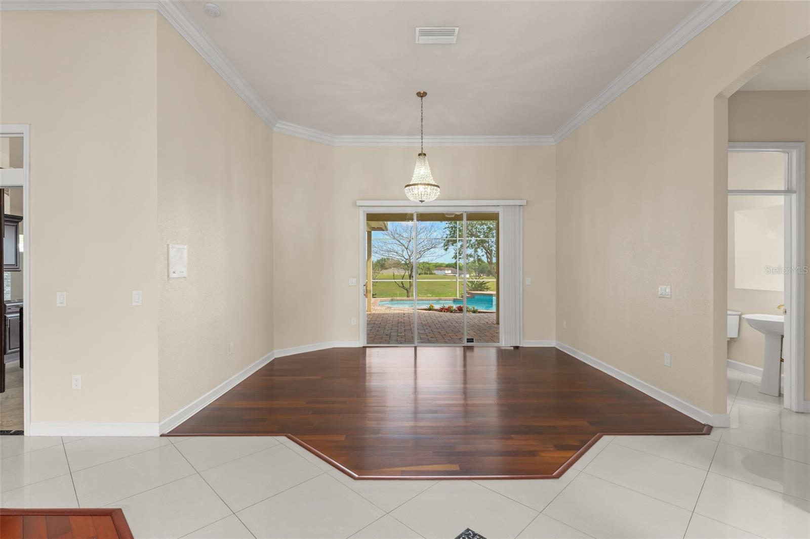 Image 5 of 52 For 2211 Langley Circle