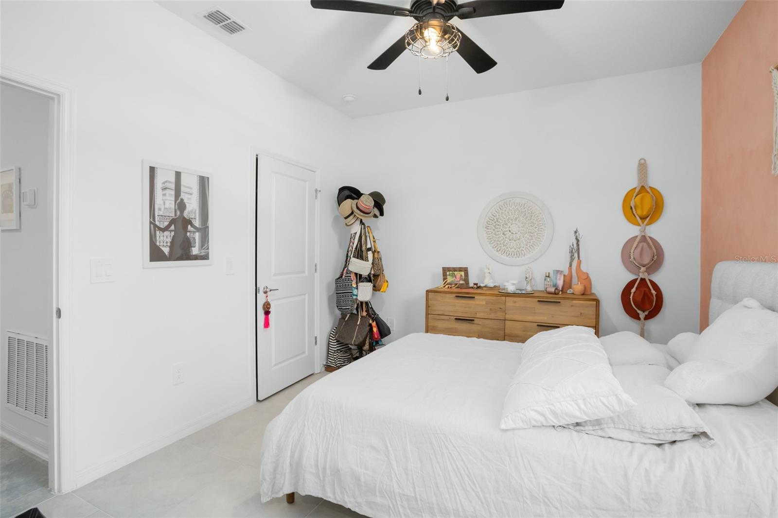 Listing photo id 7 for 6115 Claystone Way