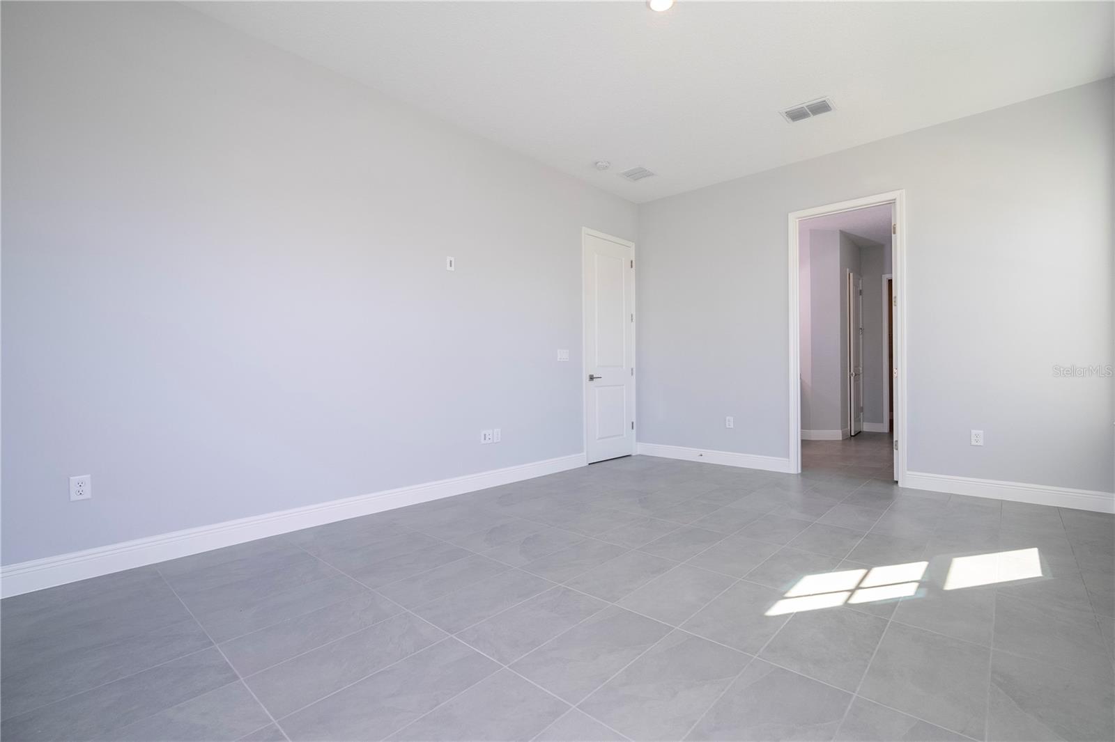 Image 17 of 76 For 13464 Leggett Alley