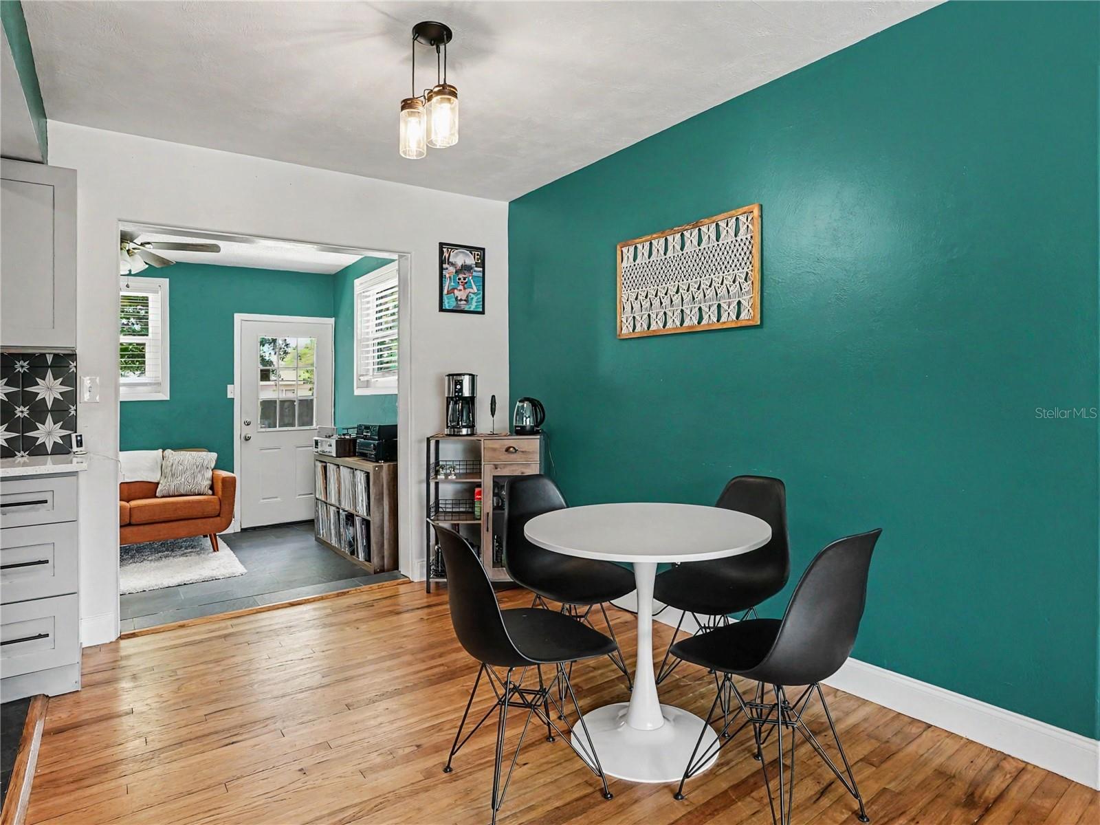 Image 7 of 27 For 3313 Kaley Avenue