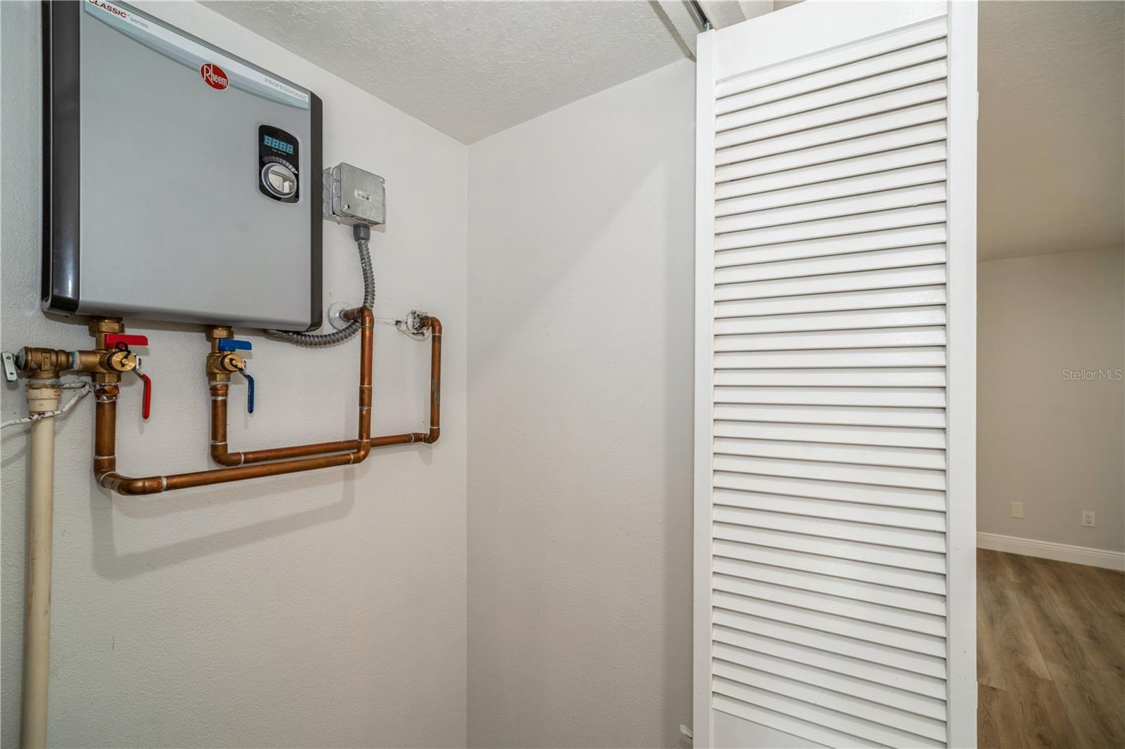 Image 15 of 29 For 2018 Manor Drive Ne