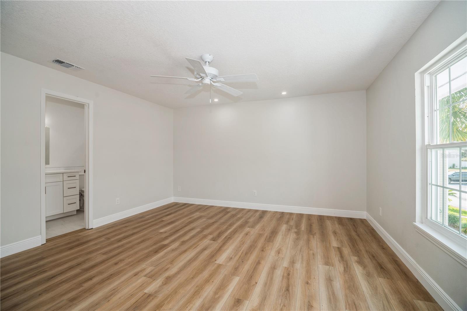 Image 19 of 29 For 2018 Manor Drive Ne