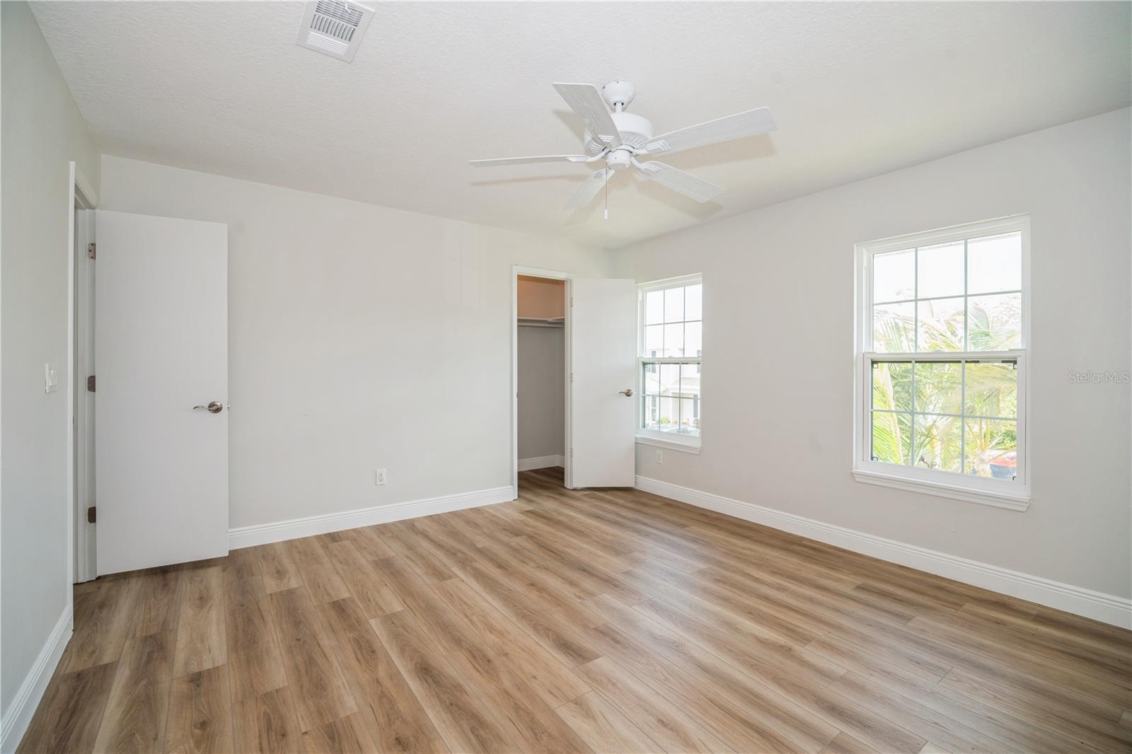 Image 23 of 29 For 2018 Manor Drive Ne