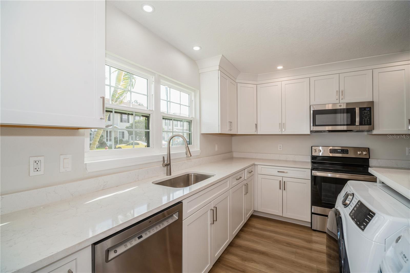 Image 6 of 29 For 2018 Manor Drive Ne