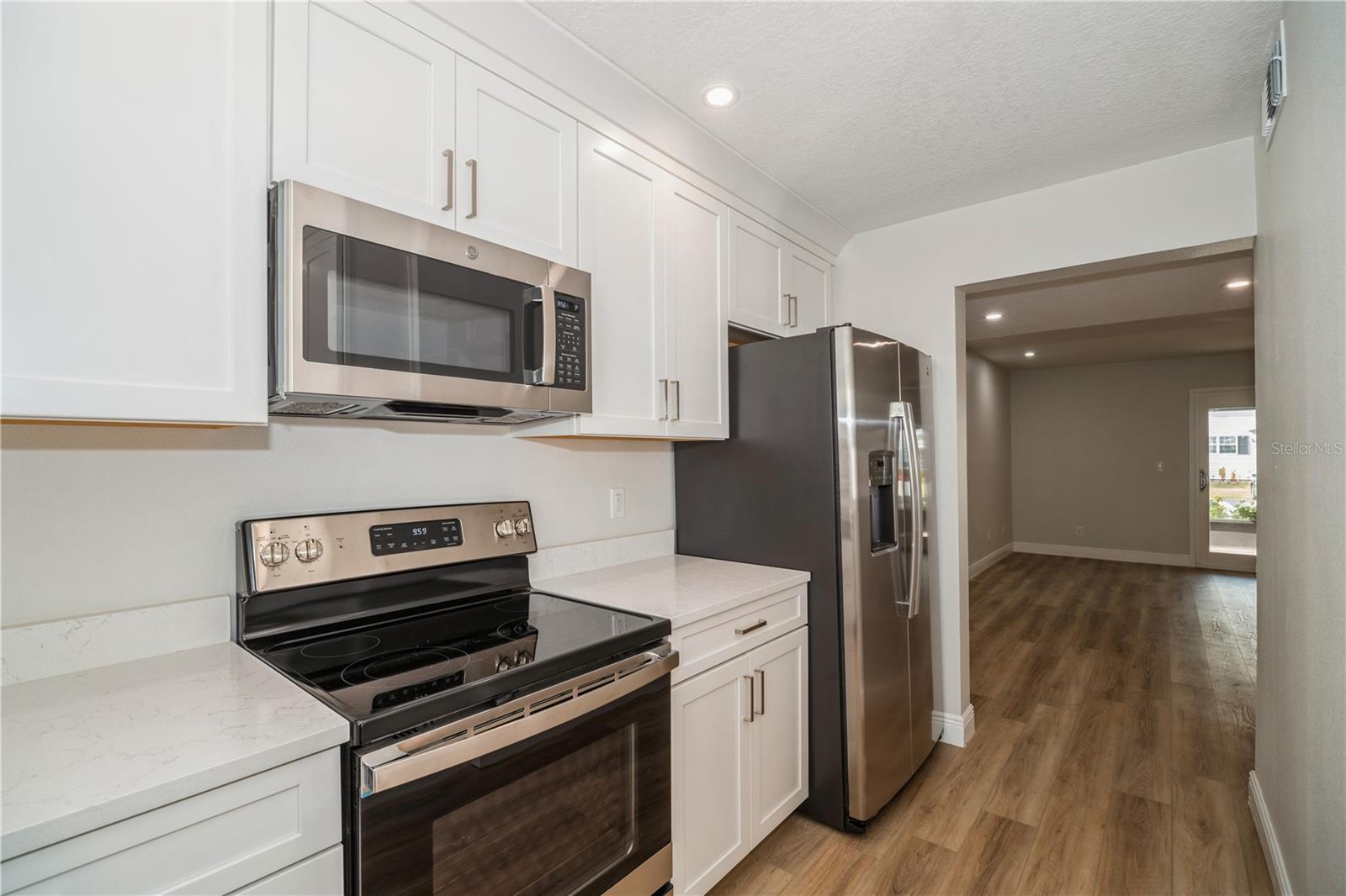 Image 9 of 29 For 2018 Manor Drive Ne