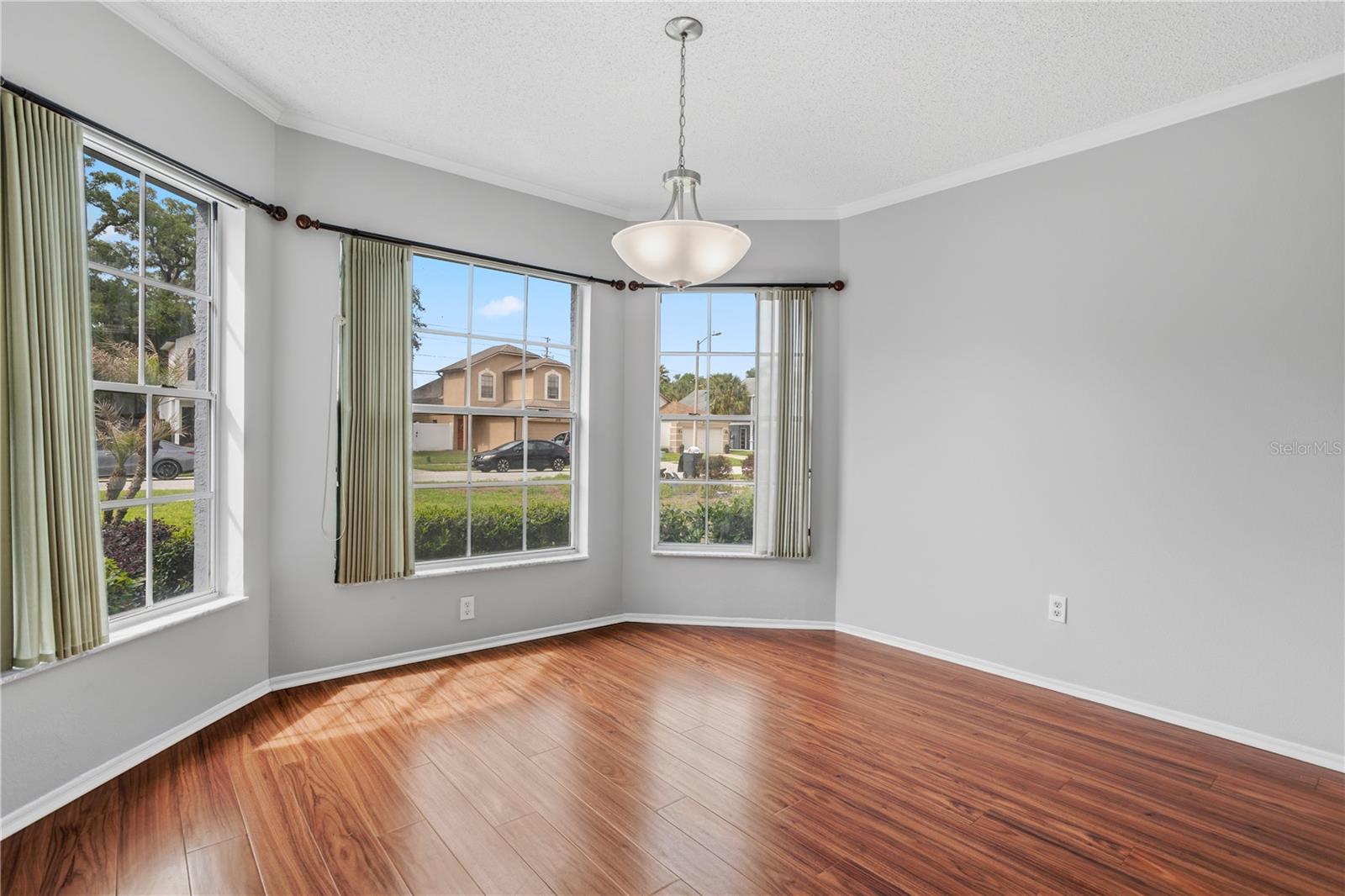 Image 17 of 51 For 353 Lakebreeze Circle