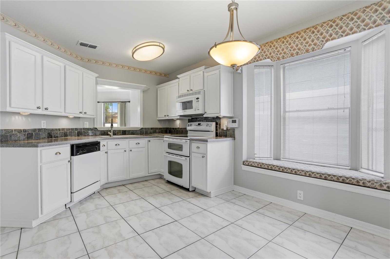 Image 20 of 51 For 353 Lakebreeze Circle