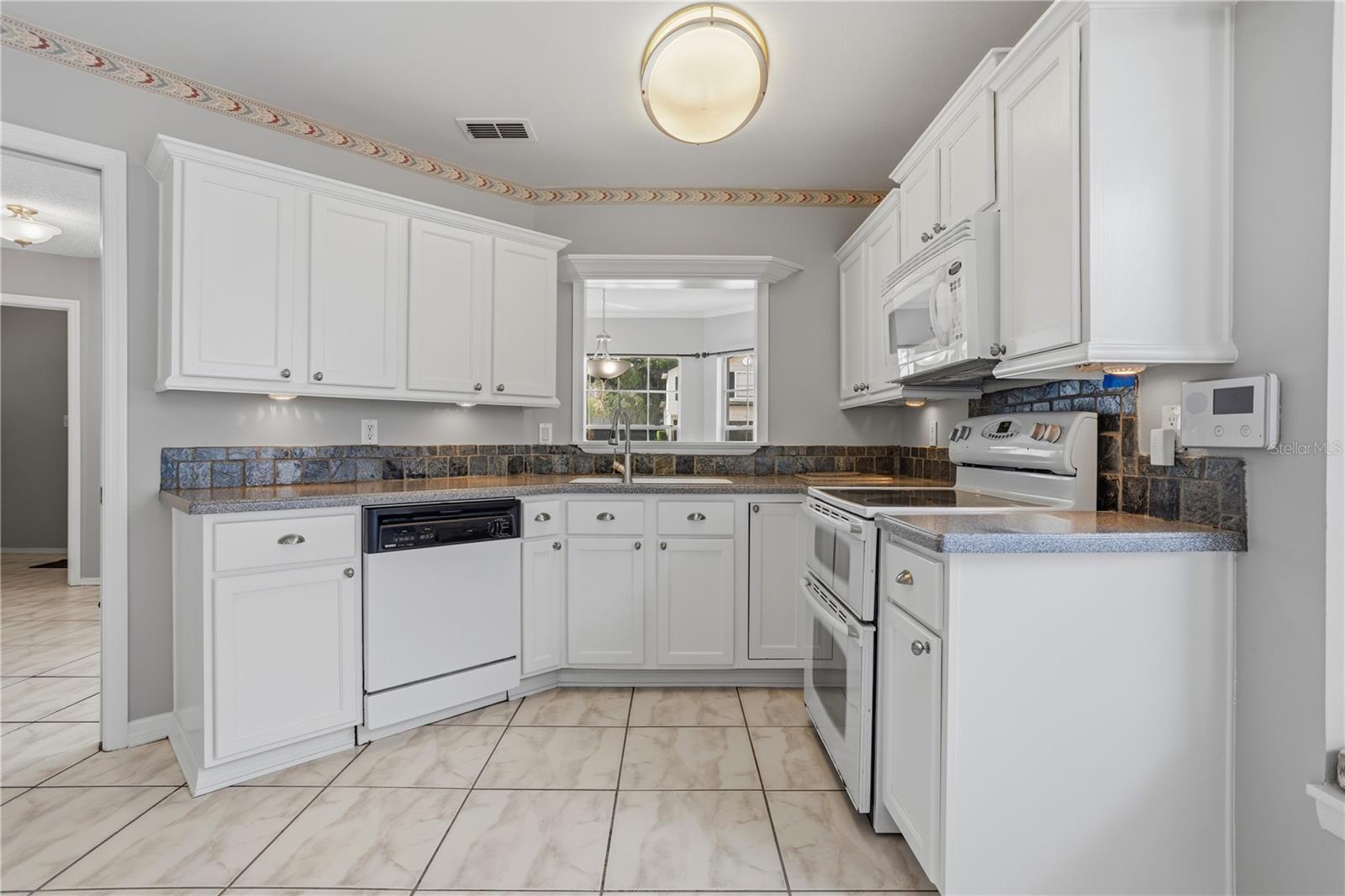 Image 21 of 51 For 353 Lakebreeze Circle