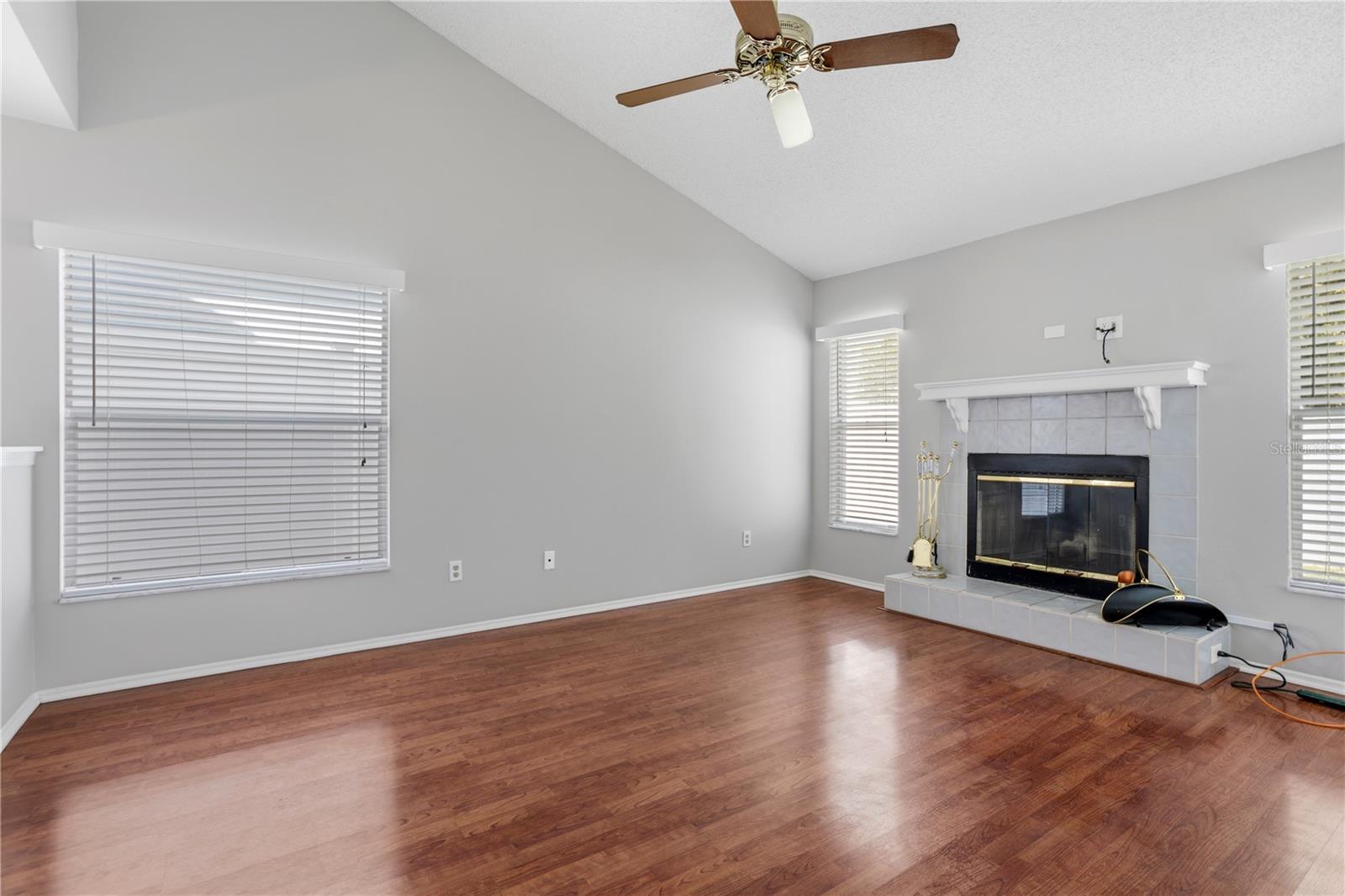 Image 23 of 51 For 353 Lakebreeze Circle