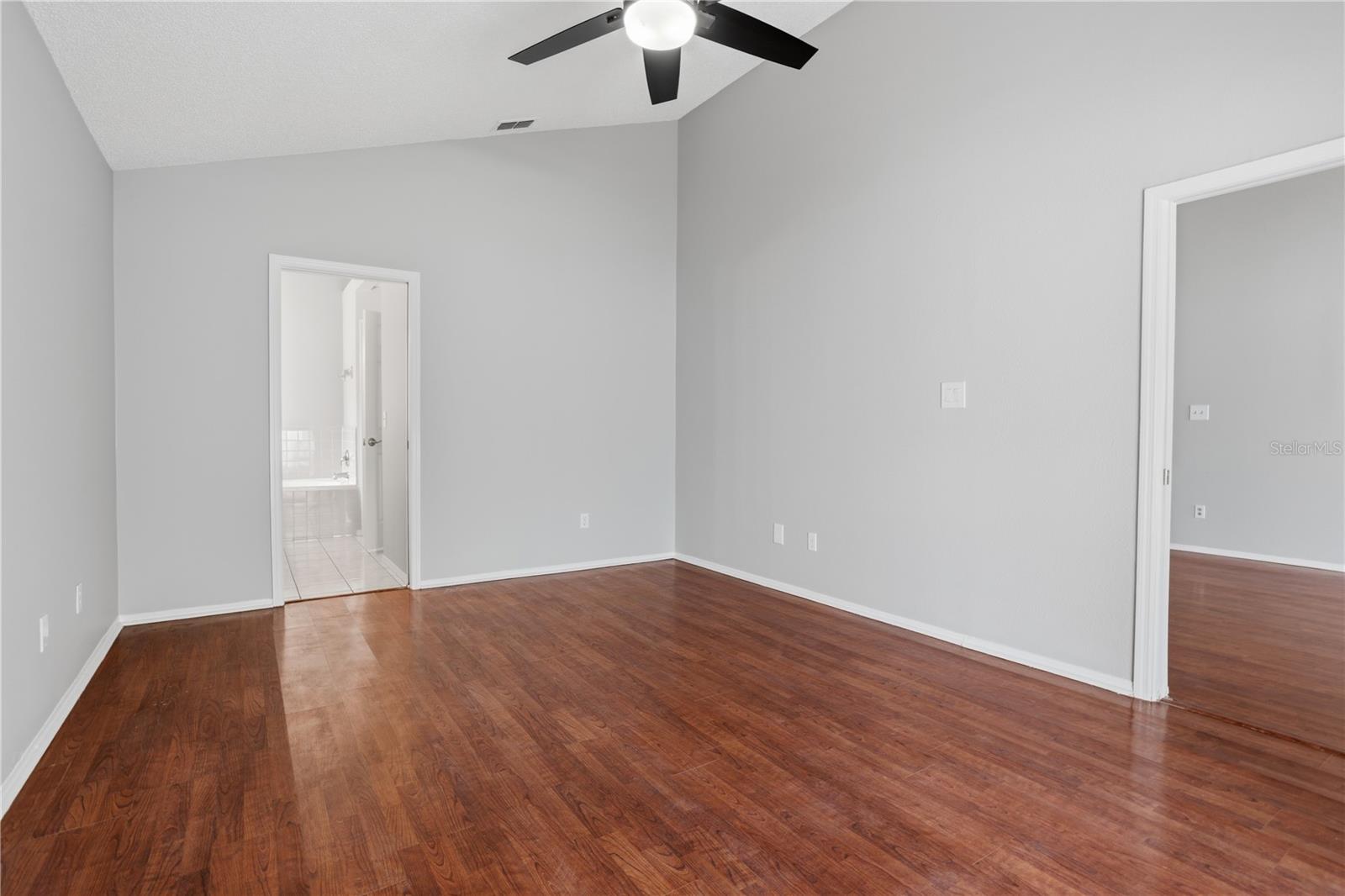 Image 31 of 51 For 353 Lakebreeze Circle