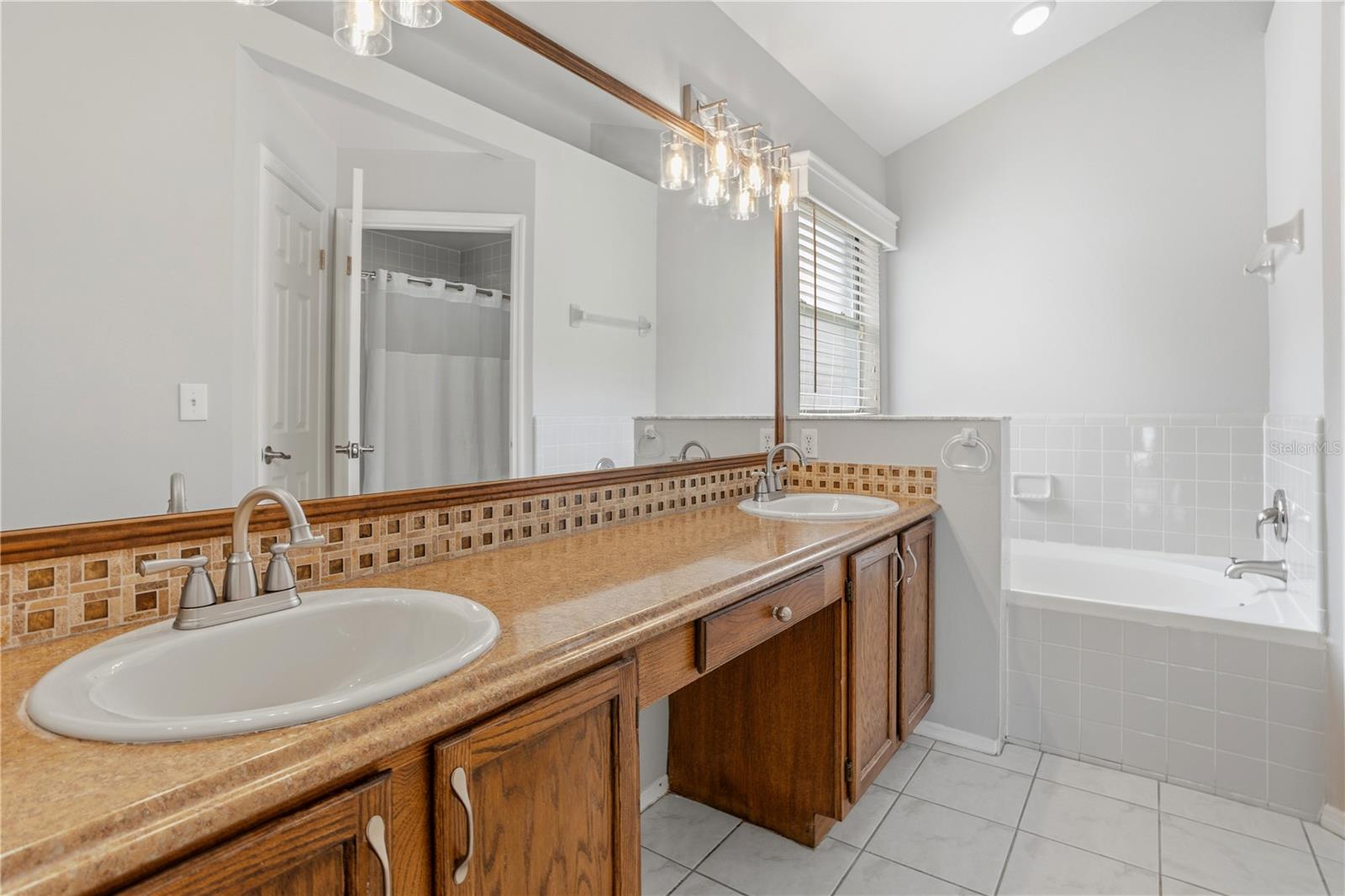 Image 32 of 51 For 353 Lakebreeze Circle