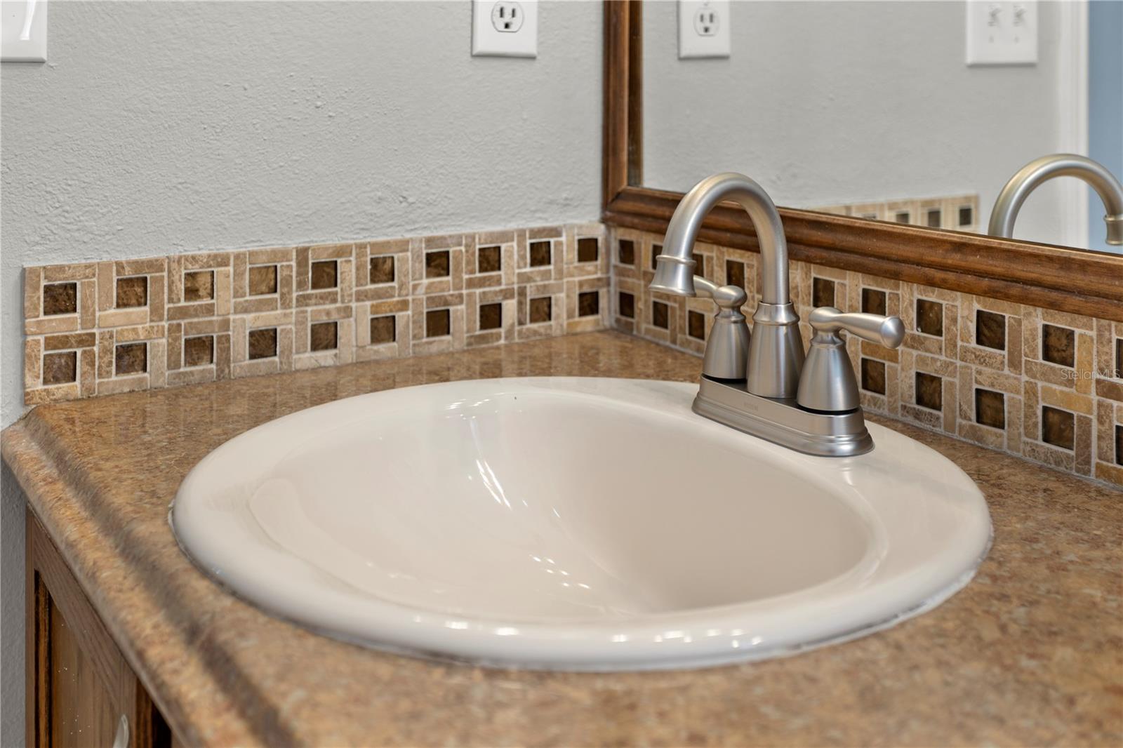 Image 33 of 51 For 353 Lakebreeze Circle