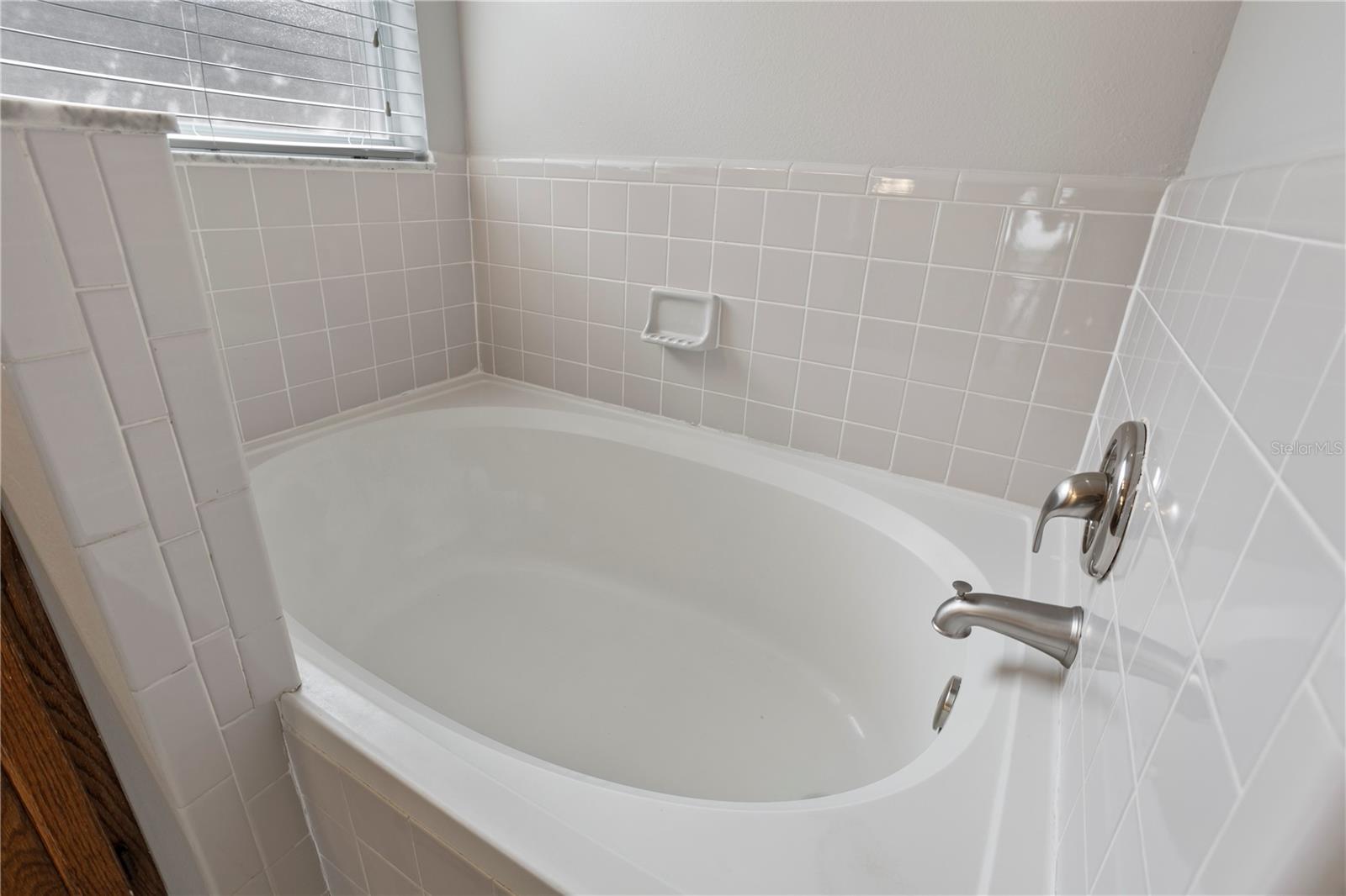 Image 34 of 51 For 353 Lakebreeze Circle