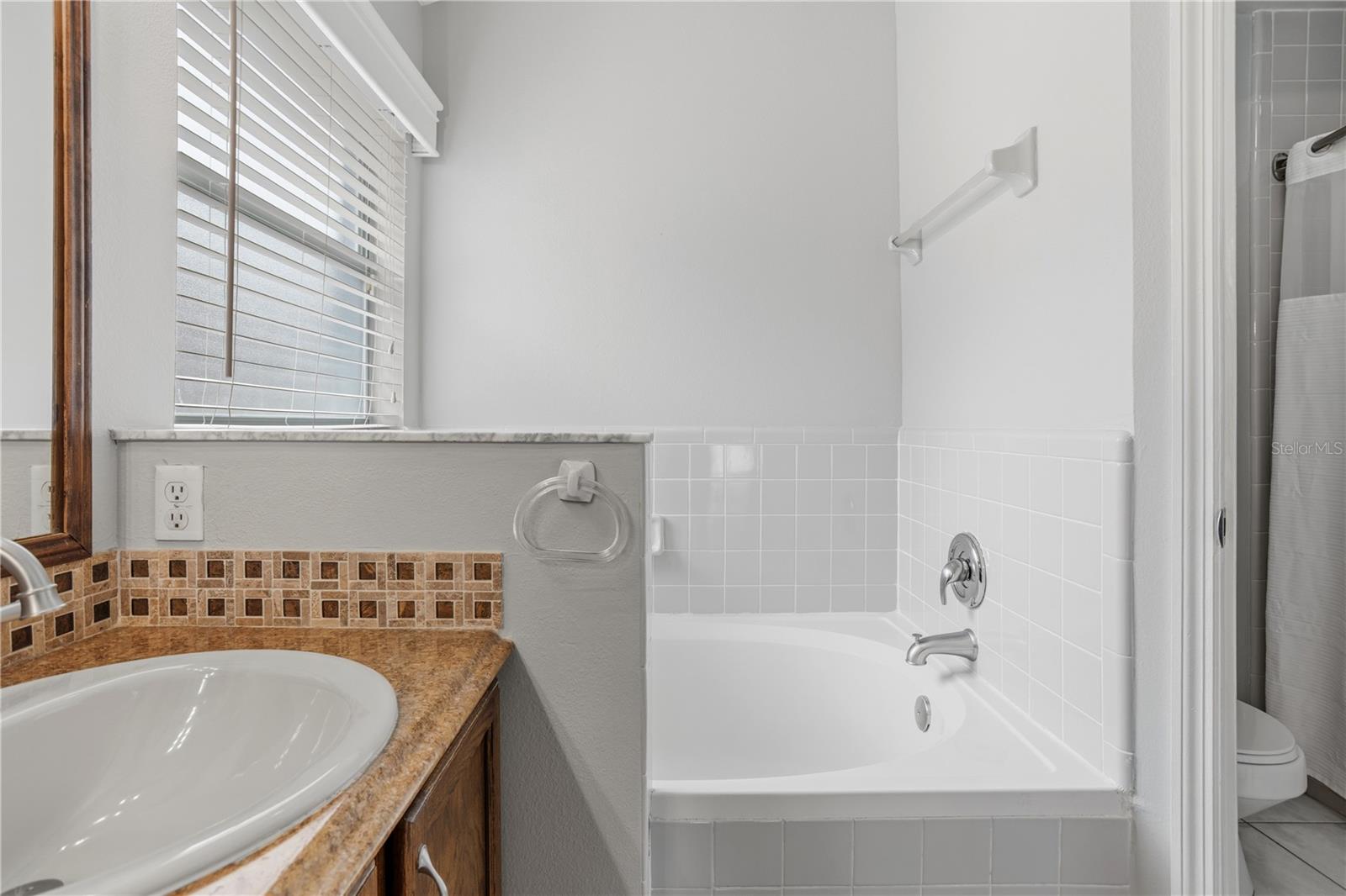 Image 35 of 51 For 353 Lakebreeze Circle