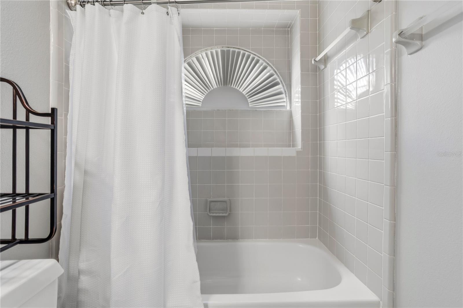 Image 43 of 51 For 353 Lakebreeze Circle