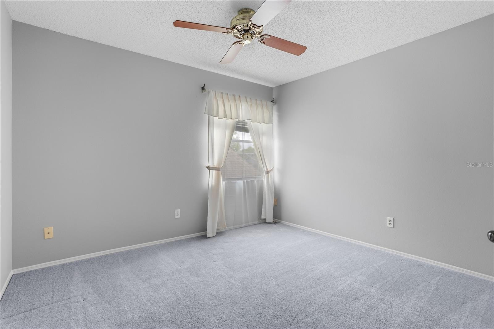 Image 44 of 51 For 353 Lakebreeze Circle