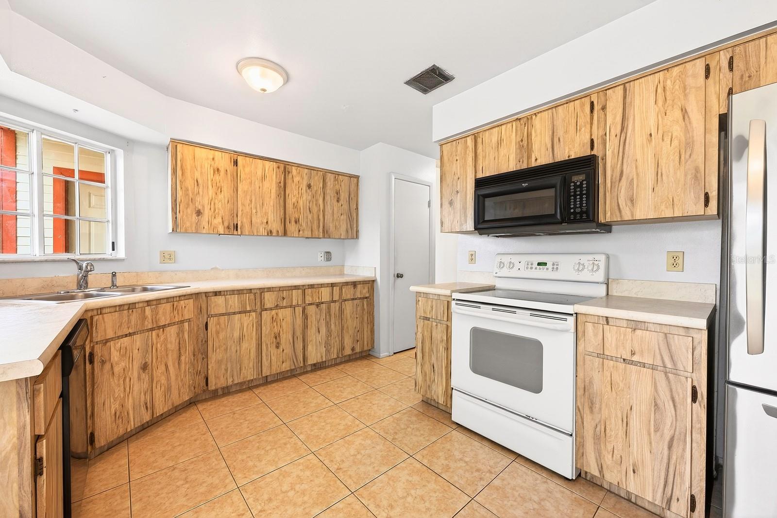 Image 15 of 43 For 568 Abington Court