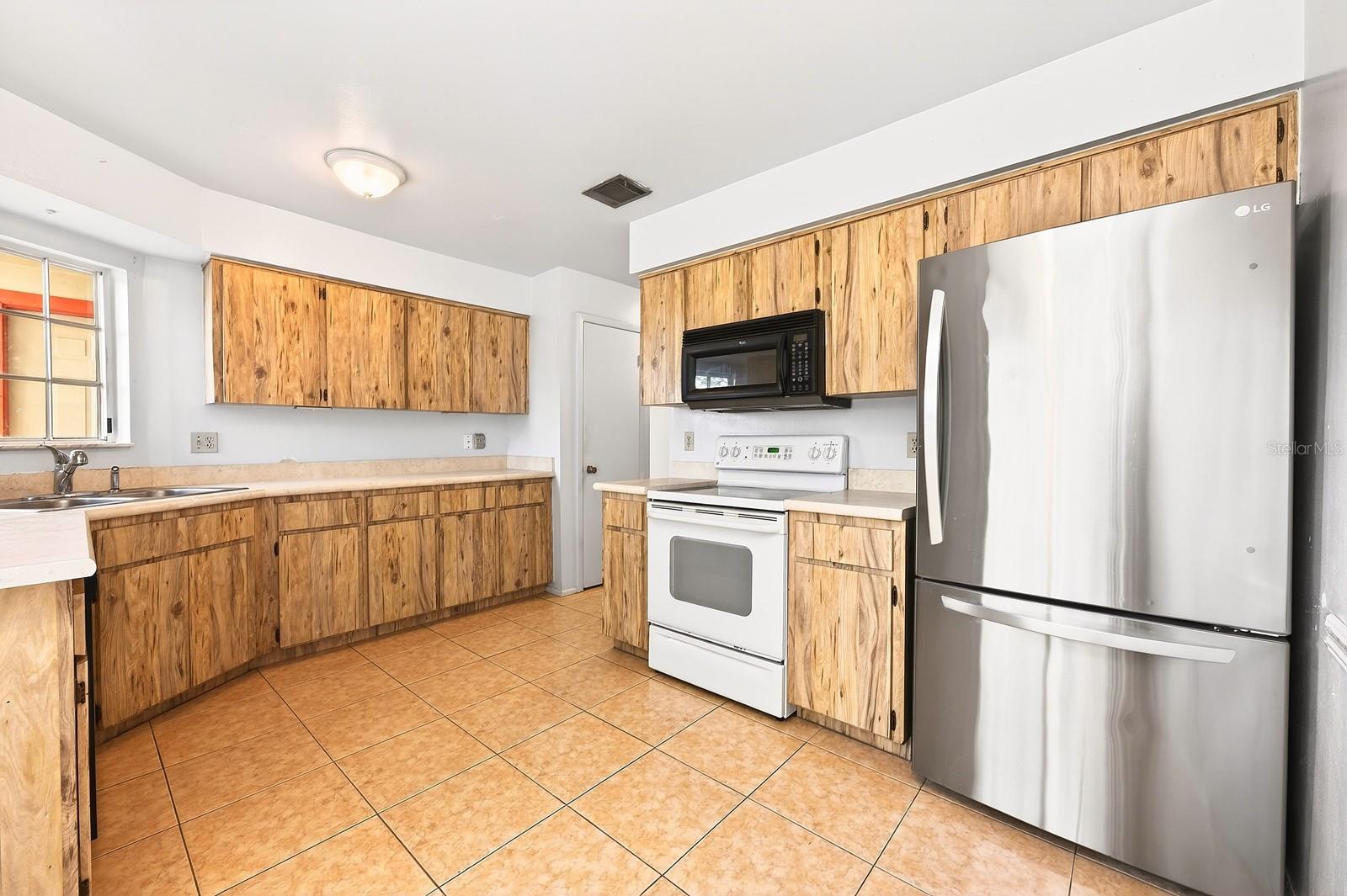 Image 16 of 43 For 568 Abington Court