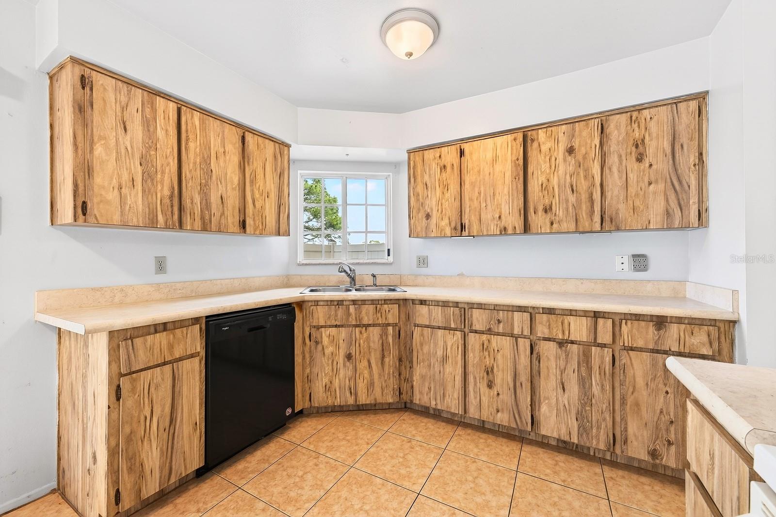 Image 17 of 43 For 568 Abington Court