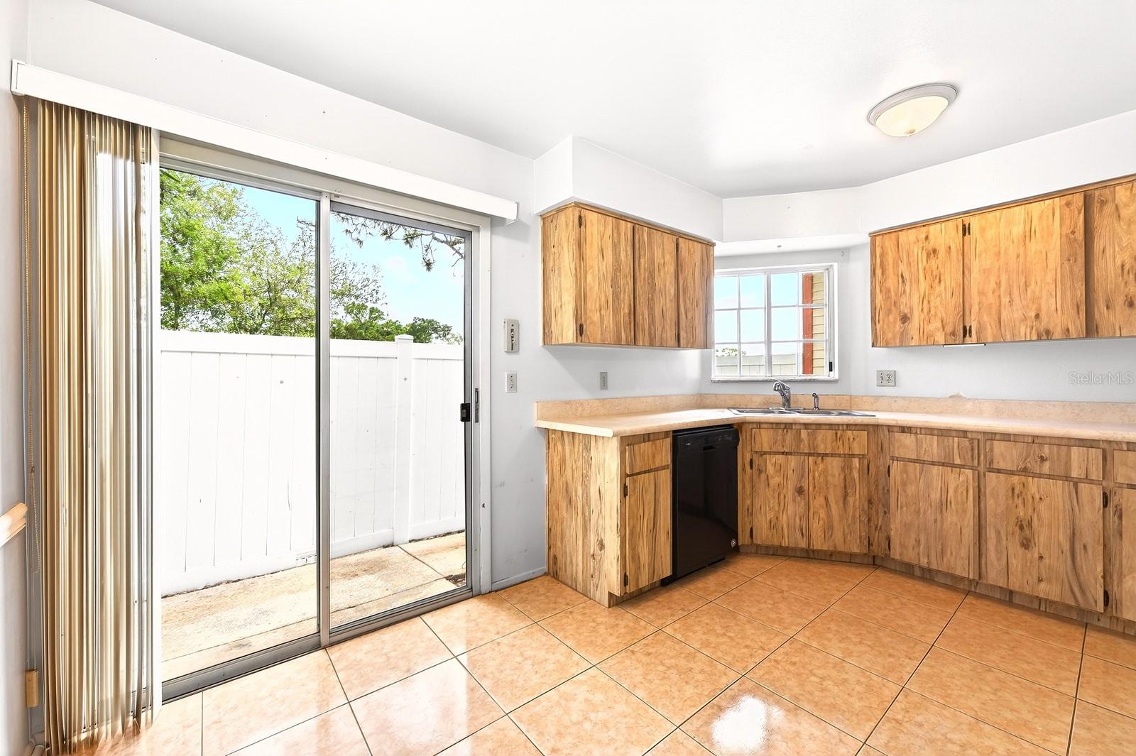 Image 21 of 43 For 568 Abington Court