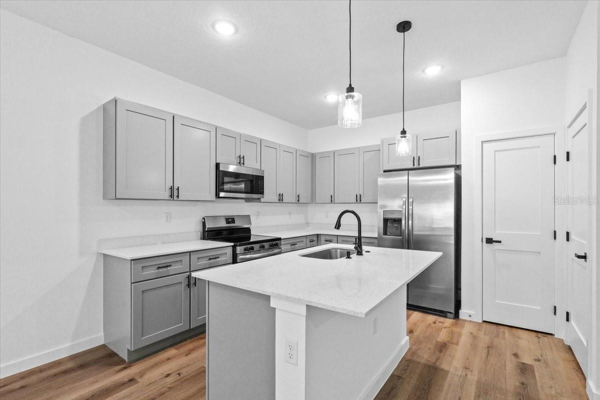 Image 3 of 19 For 4325 Bacall Loop