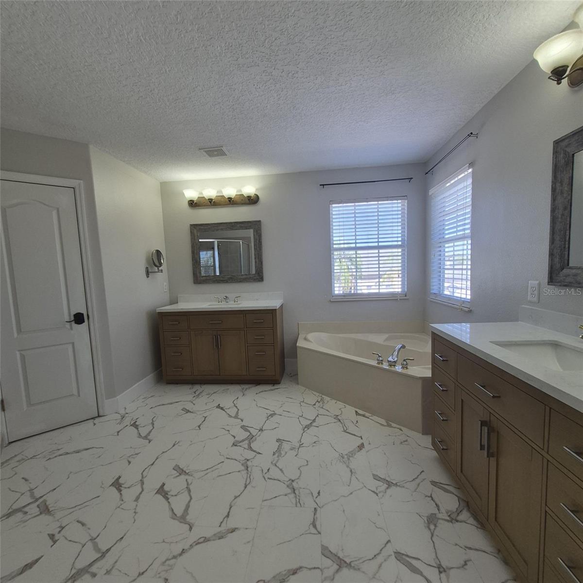 Image 23 of 47 For 16112 Birchwood Way